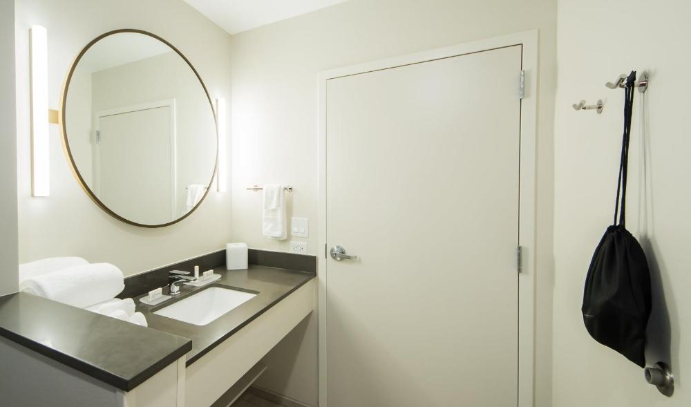 Queen Room with Two Queen Beds - Hearing Accessible interior